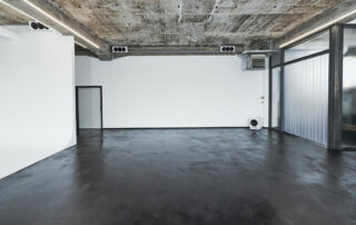 STUDIO 1 - raw studios. entrance view Daylight Hohlkehle