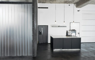 STUDIO 1 - raw studios. Full kitchen, Italian Espresso Machine, Daylight Hohlkehle Berlin