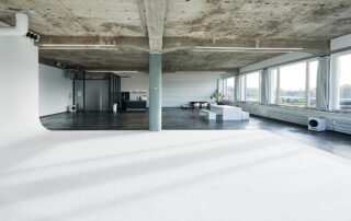 STUDIO 1 - raw studios. 280m² daylight photography studio with 4.1m high ceilings Studio1 Hohlkehle Fotostudio Berlin Mietstudio Berlin Tageslichtstudio