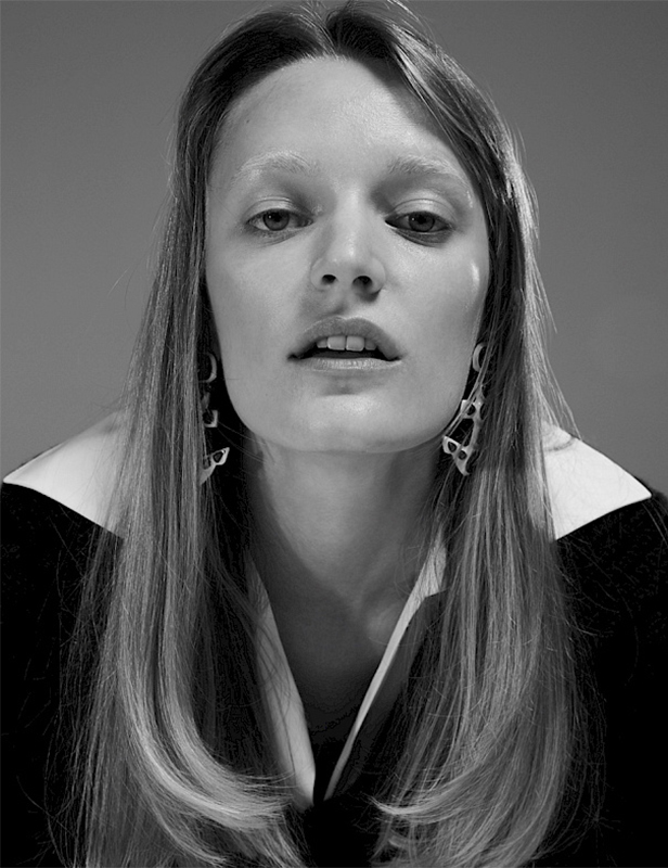 Black and white portrait of Hanna Hilsdorf by Roman Goebel