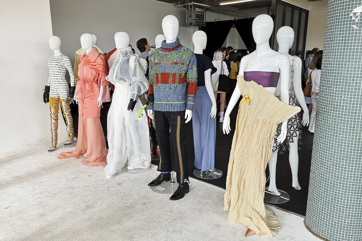 A lineup of mannequins displays avant-garde fashion pieces from the FASH Award 2018 at raw studios., featuring experimental materials, structured silhouettes, and unique textile applications.