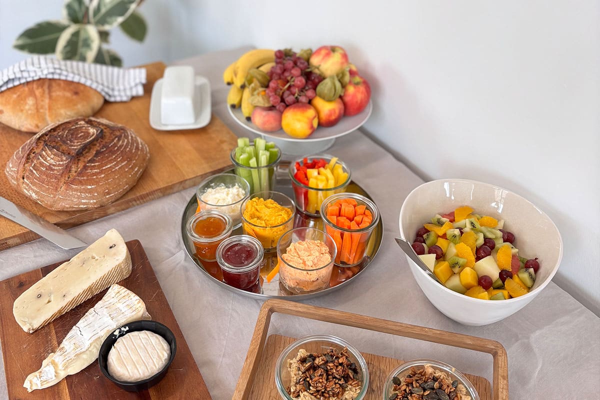 Frisch gebackenes Sauerteigbrot und hauseigenes Frühstücks-Catering für Produktionen und Events in einem kreativen Mietstudio in Berlin