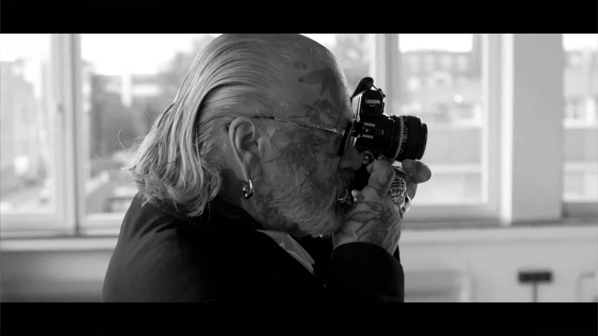 Black-and-white behind-the-scenes photo from a film and photoshoot production at raw studios., a daylight Photo Studio Berlin.